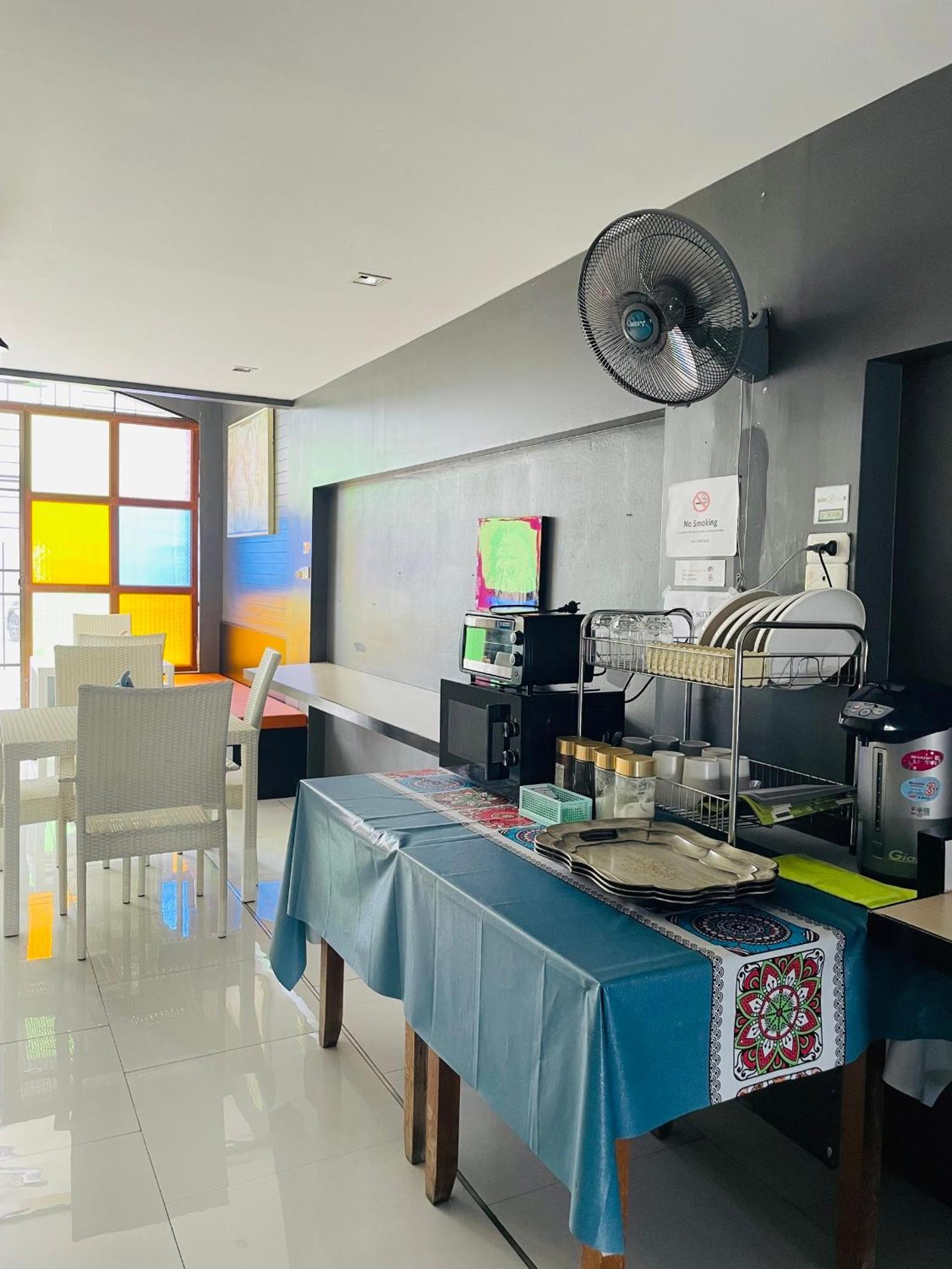 Rabbitel Phuket Hostel Bagian luar foto